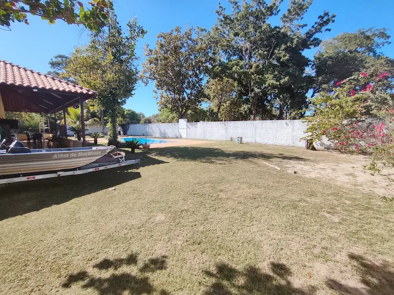 Terreno com barco e flores